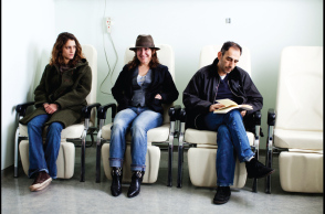 Η Αθηνά Τσαγγάρη ανάμεσα στους πρωταγωνιστές της ταινίας της, Αριάν Λαμπέντ και Βαγγέλη Μουρίκη