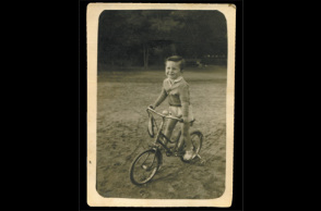 Ο Σπύρος Βούγιας σε ηλικία 4 ετών στο πάρκο του Λευκού Πύργου, Θεσσαλονίκη