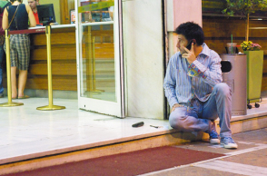 Ο Ορέστης Ανδρεαδάκης –για λίγο καιρό ξαποσταίνει– στην είσοδο του Αττικού