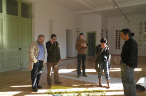 Η παρέα των πέντε εμπνευστών του Camp! στον εκθεσιακό χώρο του κτιρίου