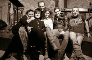 Η Μ. Σπυράτου με το θίασο