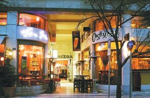 Βόλτα στις πλατείες Καρύτση και Αγίας Ειρήνης