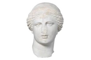 Κεφαλή Αφροδίτης, 1ος αι., Αττικού εργαστηρίου. Μάρμαρο Πάρου. Ύψος 0.40 μ. Αθήνα, Εθνικό Αρχαιολογικό Μουσείο, 1762.