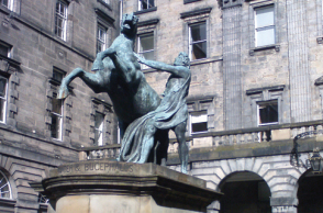 Άγαλμα του Μεγαλέξανδρου που δαμάζει τον Βουκεφάλα στον τουριστικό δρόμο προς το κάστρο του Εδιμβούργου.