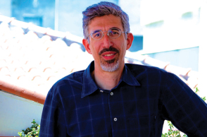 O διευθυντής της Art Athina, Αλέξης Κανιάρης.