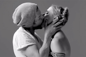 20 άγνωστοι φιλιούνται για πρώτη φορά