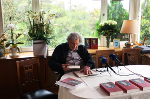 Ο Μίκης Θεοδωράκης στο σπίτι του