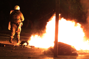 Μολότοφ τα ξημερώματα στο Πολυτεχνείο