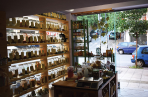 Πιπέρι στο στόμα, Μπαχαροπωλείο-Βοτανοπωλείο-Τειοπωλείο