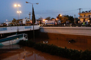 ΒΡΑΔΥΝΕΣ ΕΙΚΟΝΕΣ - ΠΛΗΜΜΥΡΕΣ ΣΤΗΝ ΕΘΝΙΚΗ ΟΔΟ ΣΤΟ ΥΨΟΣ ΤΗΣ ΕΛΕΥΣΙΝΑΣ