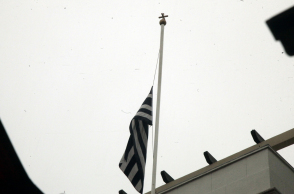 Μεσίστιες οι σημαίες στα σχολεία λόγω εθνικού πένθους