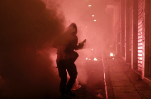 Διασωληνωμένη στην εντατική η γυναίκα που τραυματίστηκε στα Εξάρχεια