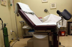 Πρόστιμο 6.000 ευρώ σε γυναικολόγο για διαφήμιση αμβλώσεων στη Γερμανία