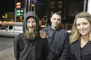 - Άστεγος έδωσε τα τελευταία του 20 δολάρια σε μια κοπέλα που ξέμεινε από βενζίνη 