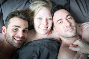  Μια γυναίκα δύο άνδρες - Η Κέιτ συζεί με τον φίλο της και τον σύζυγό του 