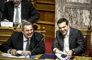 kamenos_-_tsipras_-_kodarinis.jpg
