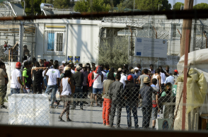 Μετανάστες και πρόσφυγες από τη Λέσβο μεταφέρονται σε Πειραιά και Κρήτη 