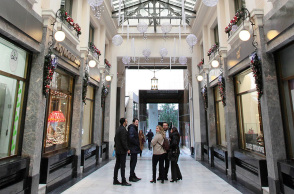 Χριστουγεννιάτικα ψώνια στη Στοά Νικολούδη