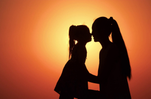silhouette-of-mother-and-little-daughter-playing-at-sunset-slow-motion-close-up_bxs9p4sqr_thumbnail-full01.jpg