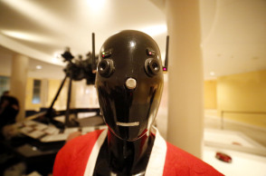 Ένα ρομπότ σε ρόλο dj σε club της Πράγας 