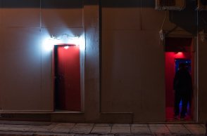 Εργασία στο σεξ: Να διώκεται ο πορνοπελάτης; 