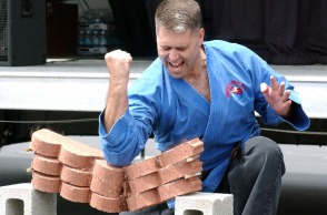 Τι μπορεί να σημαίνει ο πόνος στον αγκώνα;