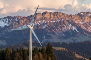 wind-turbine-2218472_1920.jpg