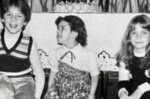 Ο Γιώργος Μαζωνάκης με τις αδερφές του, Μαρία και Βάσω