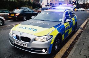 Στην Αγγλία, μπήκε με το ΙΧ του σε κλαμπ που τον είχαν διώξει