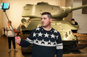 Martin Parr, “Imperial War Museum, London 2015” 