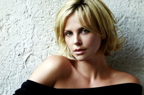 Ο ρατσισμός κάνει τη Σαρλίζ Θερόν να σκέφτεται να εγκαταλείψει τις ΗΠΑ 