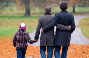 Υιοθεσία από ομόφυλα ζευγάρια