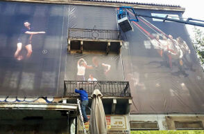 Διατηρητέα κτήρια: Η εγκατάλειψη δεκαετιών καλύπτεται -έξυπνα- με περιτύλιγμα