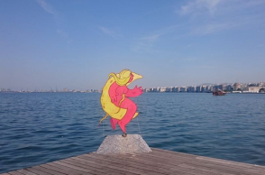 topothetisan_ena_pseytiko_feggaraki_me_mia_gynaika_sti_n_paralia_foto_copy.jpg