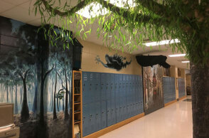 two-teachers-turned-their-boring-school-hallway-into-hogwarts-5b5dcbb8621f2_880.jpg