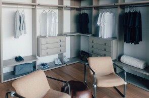 thumbnail_closet_roberto-nickson-g-721411-unsplash.jpg