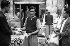 Εκτεθειμένα προϊόντα στην οδό Αθηνάς από το εργαστήριο λευκοσιδηρουργίας του Γιώργου Τερρίκογλου (μεσαίος). Περίοδος Κατοχής