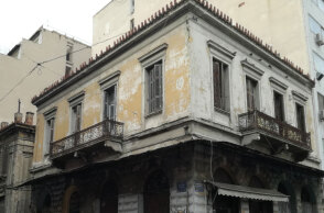 Γεράνι, γωνία Θεάτρου 2 και Σωκράτους 9