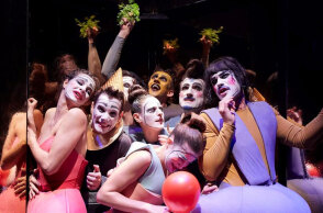 «Η κωμωδία των παρεξηγήσεων» σε σκηνοθεσία Κατερίνας Ευαγγελάτου, Νέο Θέατρο Κατερίνα Βασιλάκου