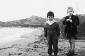 Ο Απόστολος Δοξιάδης (αριστερά) με τον Αρίστο Δοξιάδη, παιδάκια