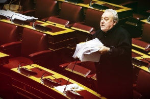 Ο Γρηγόρης Ψαριανός κρατά το «βουνό» με τις τροπολογίες  Πηγή: Αναψαν τα αίματα στη Βουλή:«Βουνό» οι τροπολογίες, οργή στα κόμματα | iefimerida.gr 