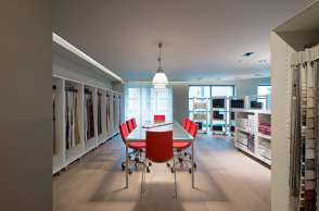 Ο όροφος δειγματισμού υφασμάτων επίπλωσης και κουρτινών