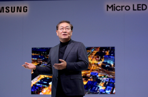 press_release_samsung_unveils_the_future_of_displays_at_ces_jh_han_on_the_stage.jpg