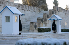 Εύζωνες στο μνημείο του στον Άγνωστου Στρατιώτη 