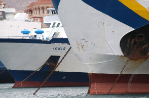 Δεμένα πλοία στο λιμάνι του Πειραιά