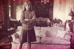 Diane Arbus, Penelope Tree in her living room, N.Y.C. 1962