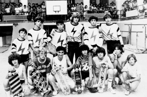 Μέσα δεκαετίας του ’70. Θεσσαλονίκη: Οι Thunder Bons στον πρώτο τους αγώνα Sk8 στη ΧΑΝΘ.