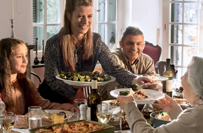 80 χρόνια τώρα, η ΑΒ Βασιλόπουλος είναι αφιερωμένη να φροντίζει τον Άνθρωπο. 