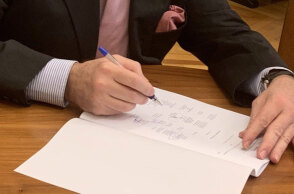 Ο Κατρούγκαλος υπογράφει τον κυρωτικό νόμο για τη Συμφωνία των Πρεσπών