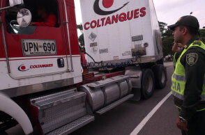 Φορτηγά με τρόφιμα στα σύνορα Κολομβίας-Βενεζουέλας